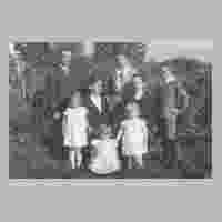 111-3325 Der 70ste Geburtstag von Oma Buechler im Juli 1933. Die Oma mit ihren Kindern und Enkelkinder.JPG